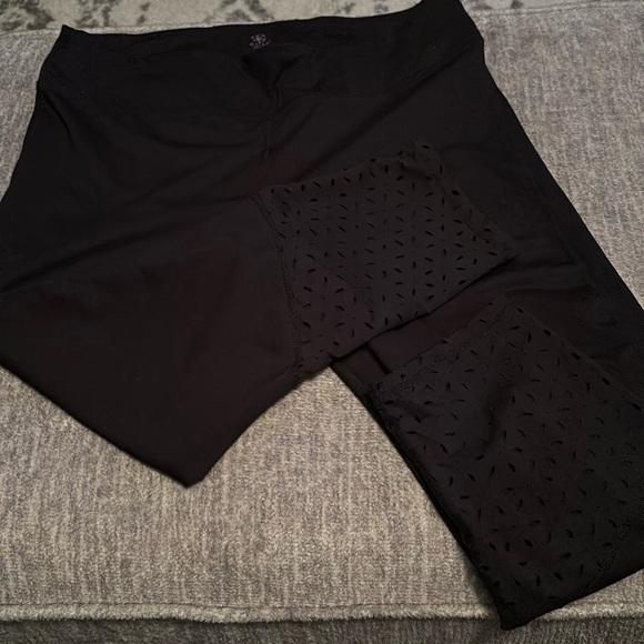 3/4 length legging cute design 🌸bundle with other items and save!! - Picture 1 of 3